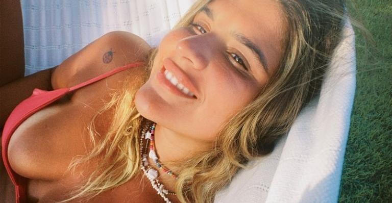 Giulia Costa arranca elogios ao surgir em cliques em meio à natureza