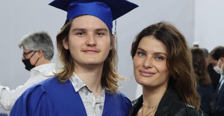 Isabeli Fontana celebra formatura do filho, Zion: ”Meu orgulho é gigante”