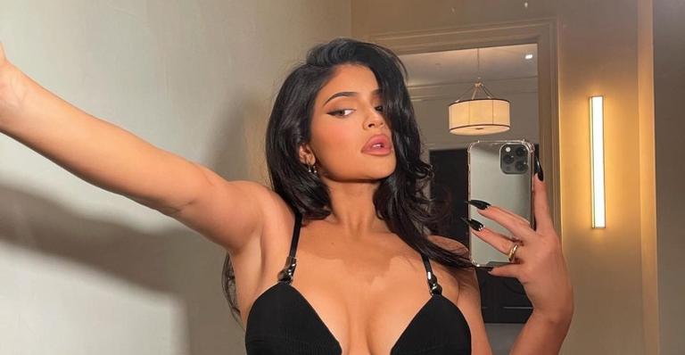 De biquíni fio-dental, Kylie Jenner ostenta shape impecável em clique quente: ”Sereia”