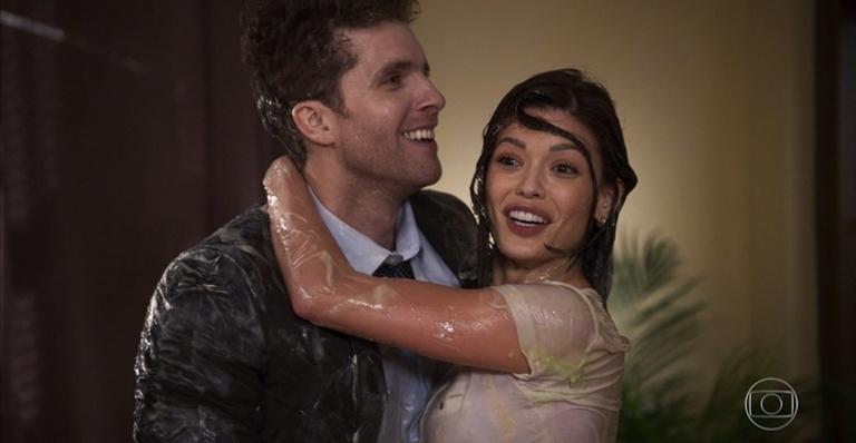 Novo casal! Kyra e Alan ficam juntos em ‘Salve-se Quem Puder’