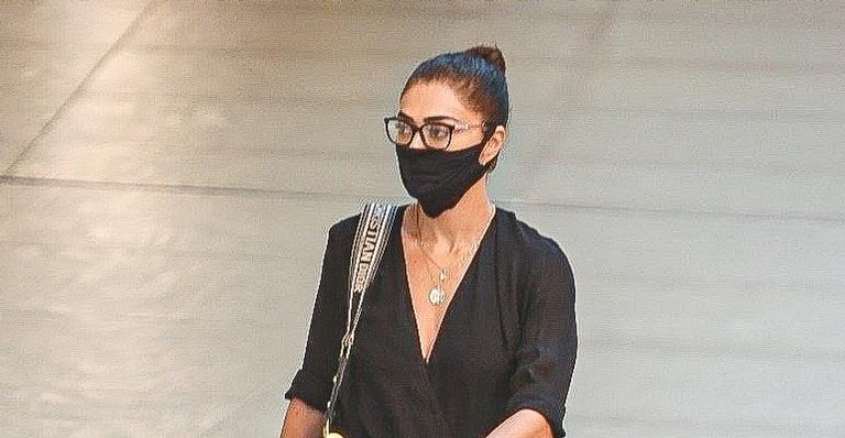 Com look chiquérrimo, Juliana Paes aposta em bolsa grifada de R$12 mil para almoçar com a família