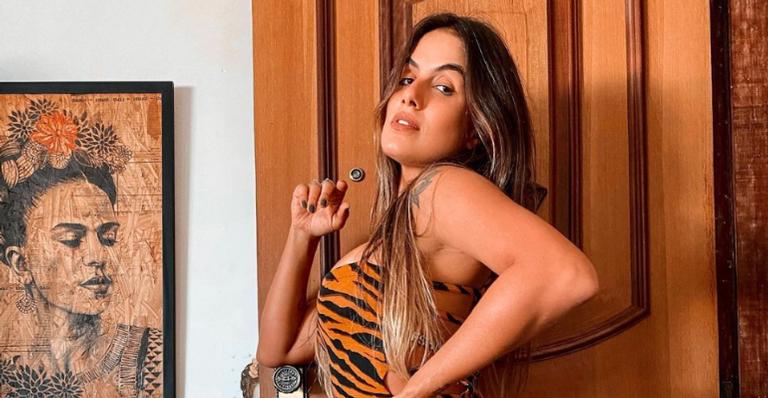 Ex-BBB Carol Peixinho surge belíssima na praia e fãs elogiam: ”Deusa”