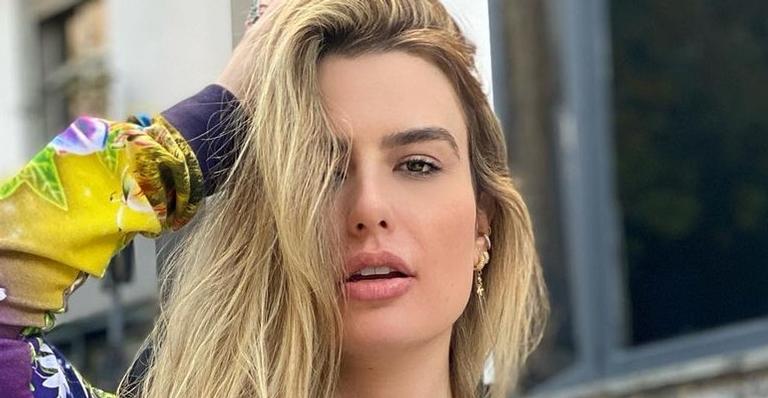 Em vídeo, Fernanda Keulla sensualiza com biquíni fio dental na piscina:  ”Um corpo é um corpo”