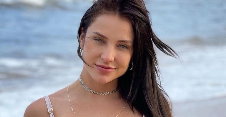 Sem sutiã, Gabi Martins escolhe look belíssimo com decotão poderoso e transparência: ”Uma deusa”