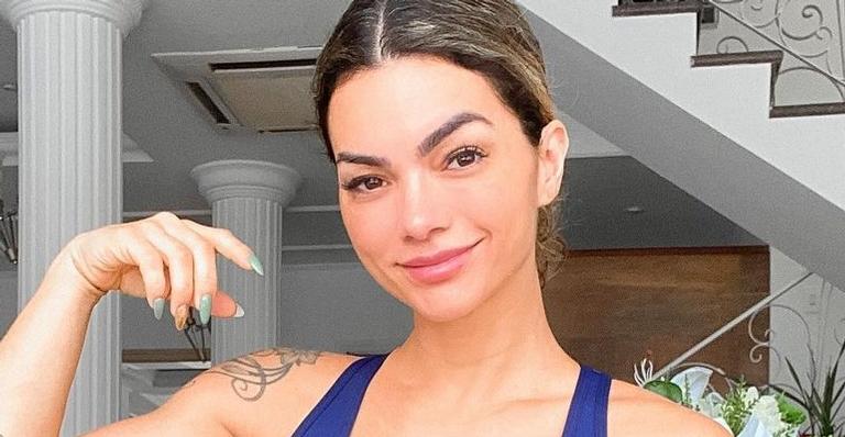 Kelly Key empina o bumbum com maiô cavado fio dental e para tudo com corpão: ”Surreal!”