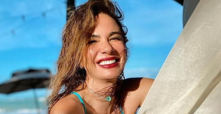 Na praia, Luciana Gimenez ostenta corpaço escultural com biquíni fininho: ”Que mulher é essa?”