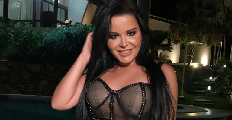 Maraisa surge seminua em ensaio fotográfico bafônico e diz: ”Eu sou muito gostosa”