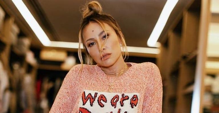 Sem calcinha, Sabrina Sato esbanja curvas com vestido micro recortado transparente: ”Espetáculo”