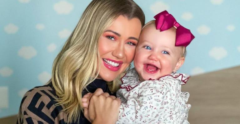 Ana Paula Siebert surge ao lado da filha, Vicky, e derrete coração dos fãs: ”Lindas”