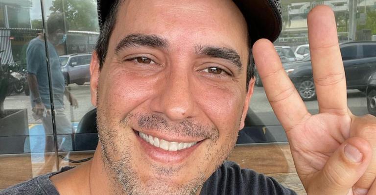 Andre Marques tira soneca com sua cachorra e encanta web: ”Que amor”