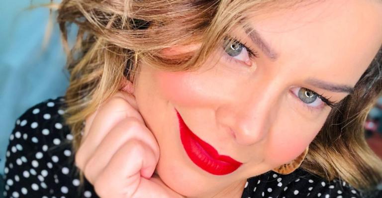 Após três anos sem mexer no cabelo, Fernanda Souza renova o visual completamente: ”Nasci assim”