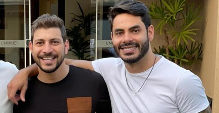 Caio Afiune surge fazendo massagem em Rodolffo após perder brincadeira