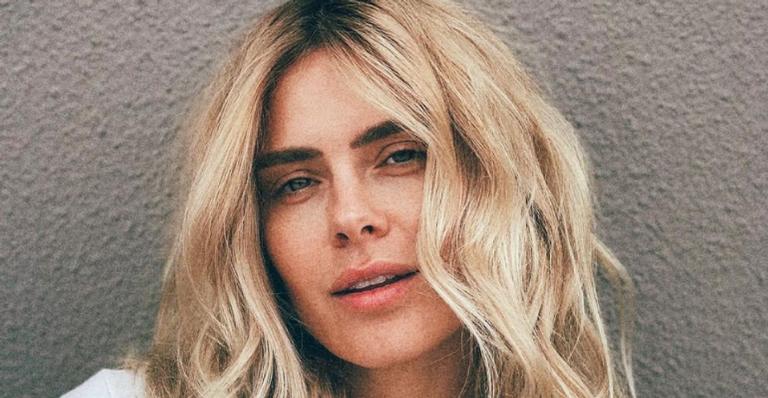 Carolina Dieckmann esbanja boa forma ao curtir um dia de sol