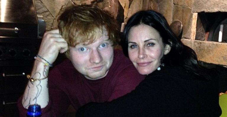Ed Sheeran e Courtney Cox recriam cena memorável de ‘Friends’