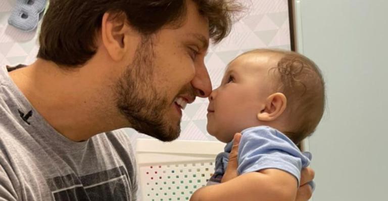 Eliéser Ambrósio mostra o filho engatinhando e faz sucesso: ”Daqui a pouco começa a andar”
