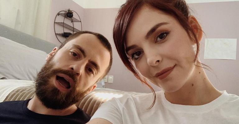 Em clima de romance, Titi Müller dança na cozinha com o marido e encanta web: ”Casal mais lindo”