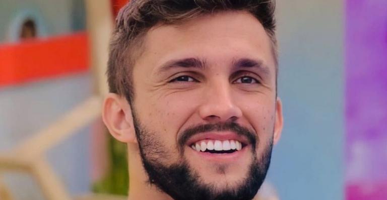 Ex-BBB Arthur Picoli alcança a marca de 5 milhões de seguidores no Instagram