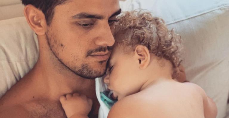 Felipe Simas toca violão acompanhado do filho caçula e explode o fofurômetro: ”Adorando”