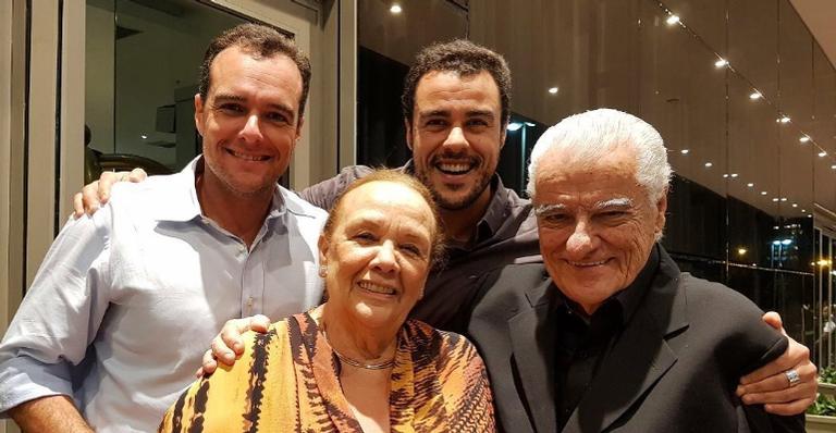 Joaquim Lopes escreve declaração fofa para seus pais: ”Eu tô com muita saudade deles”