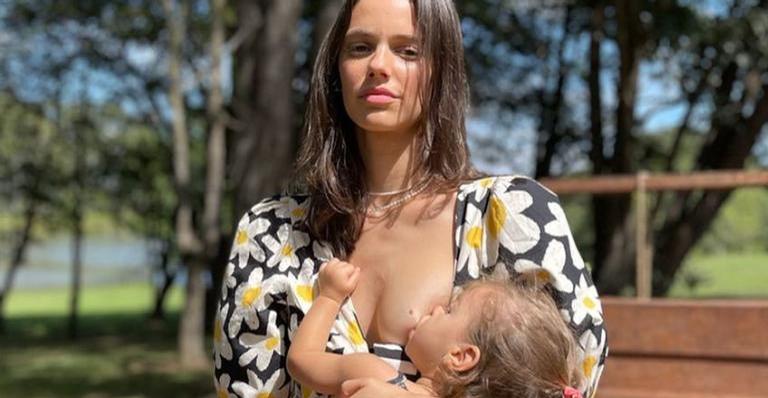 À espera de seu segundo bebê com Chay Suede, Laura Neiva surge com Maria em selfie