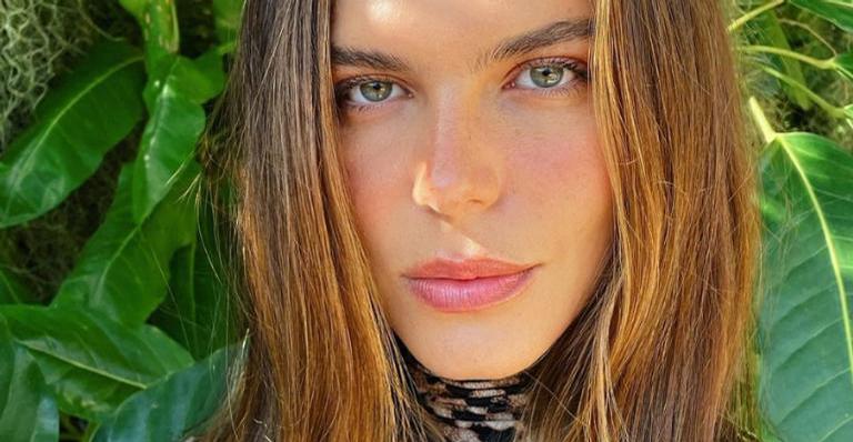 Mariana Goldfarb surge fazendo carão em foto produzida: ”Quando dizem que sou metida”