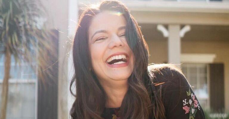 Aos 47 anos e mãe de dois, Nivea Stelmann revela quais são seus cuidados de beleza