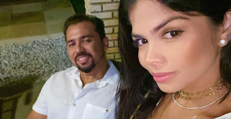 Xand Avião dá cheirinho no cangote da esposa e se declara: ”Nega linda”