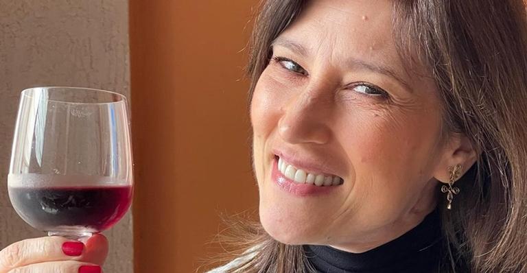 Ao lado de Ary Fontoura, Beth Goulart comemora 1 milhão de seguidores nas redes sociais