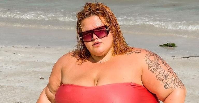 De biquíni, Thais Carla dispara sobre as mulheres: ”Deveríamos levantar umas às outras”
