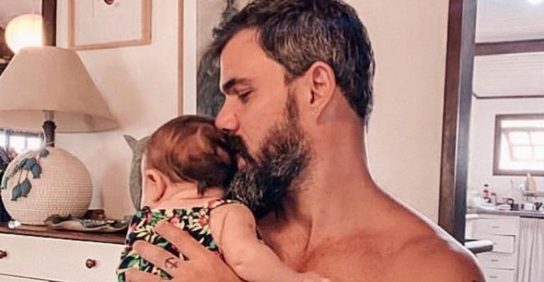 Juliano Cazarré surge abraçadinho com a filha caçula e fãs se derretem: ”Que fofa”