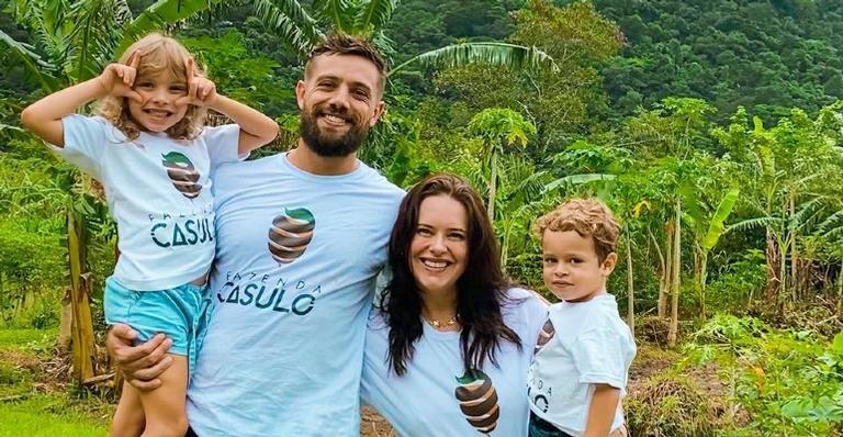 Mari Bridi posta belíssimo registro ao lado do marido e dos filhos