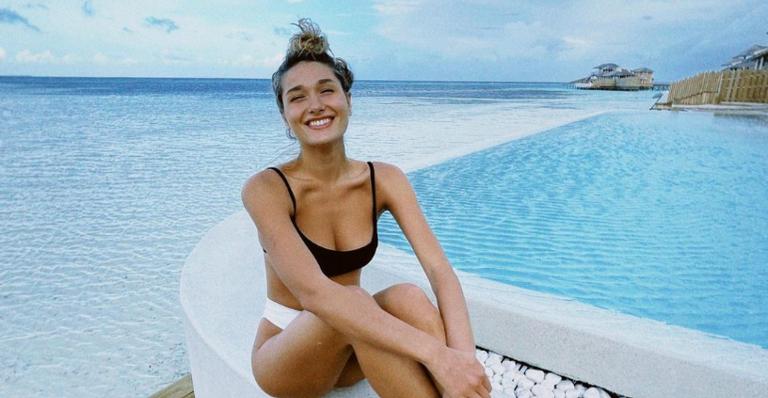 Sasha Meneghel posa sorridente durante sua lua de mel: ”Café & Sol”