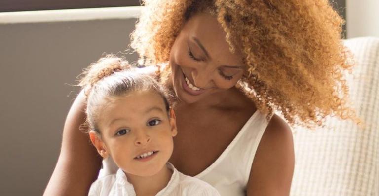 Sheron Menezzes curte passeio de lancha acompanhada do filho e se declara: ”Meu mundo”