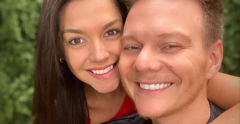 Feliz, Thais Fersoza posa ao lado de Michel Teló para receber novo mês: ”Amor para vocês”