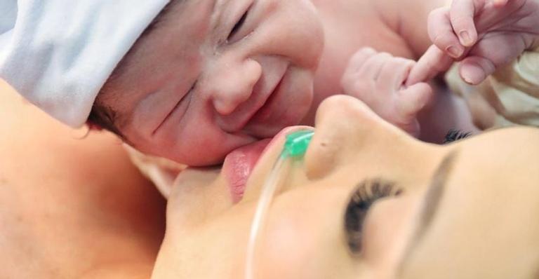 Virgínia exibe o momento exato em que viu a filha pela primeira vez: ”Um amor inexplicável!”