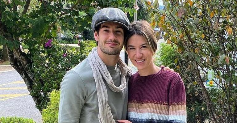 Com linda paisagem, Alexandre Pato curte momento romântico com a esposa, Rebeca Abravanel