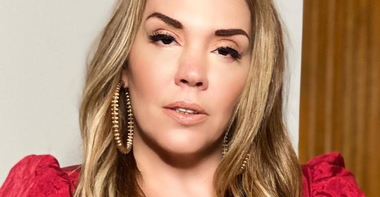 Aos 44 anos, Simony chama atenção com maiô super decotado