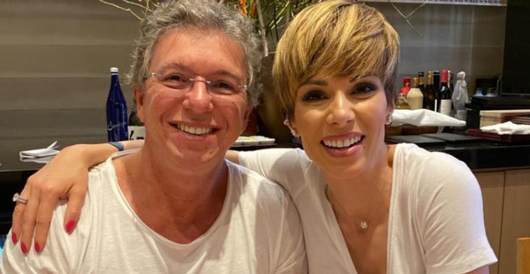 Após cumprir agenda em São Paulo, Boninho retorna ao Rio e Ana Furtado celebra: ”Vem, meu amor”