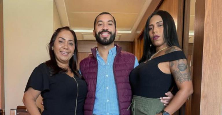 Gilberto, do BBB21, compartilha belos cliques com a mãe e irmã: ”Dia em família”