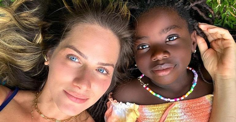Giovanna Ewbank registra look da filha e mini bolsa de R$ 13 mil chama atenção