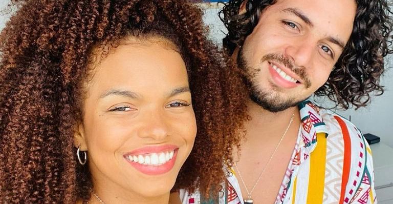 Jeniffer Nascimento posta clique com Jean Amorim e a cachorrinha do casal: ”Amo esse trio”