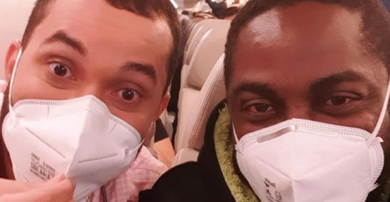 Lázaro Ramos encontra Gilberto, do BBB21, em avião e comemora: ”Vigorei”