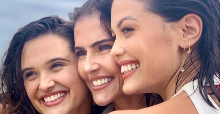 Vitória Strada, Juliana Paiva e Deborah Secco surgem sujas de comida em registro