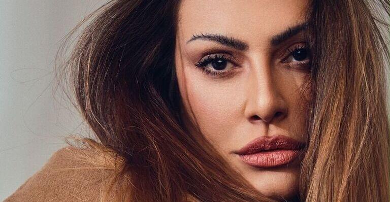 Agora loira, Cleo recorda cabelo preto em foto arrasadora: ”Já deu pra sentir saudade”