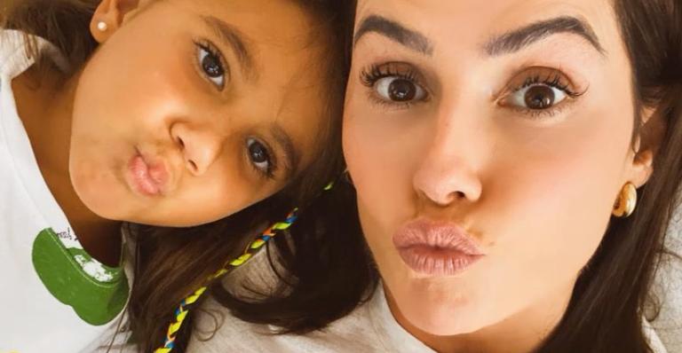 Deborah Secco mostra sequência de cliques fofíssimos da filha e celebra: ”Mais um dentinho caiu”
