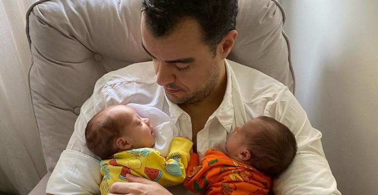 Joaquim Lopes mostra filhas gêmeas dormindo em seu colo e derrete a web: ”Lindos”