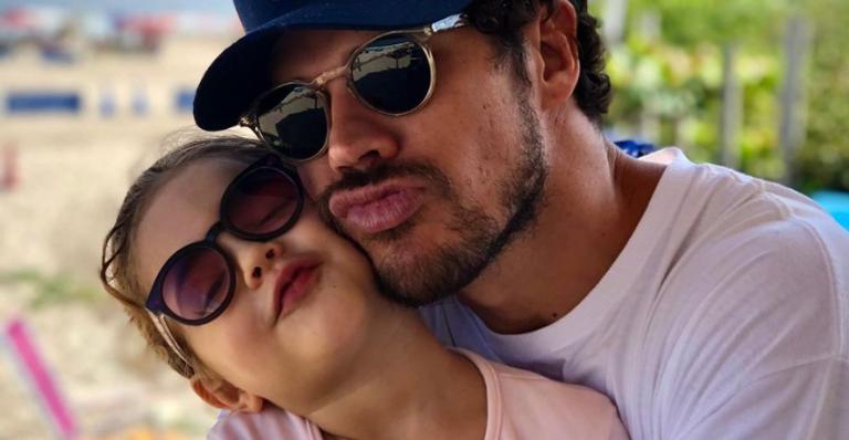 José Loreto mostra a filha andando de bicicleta e encanta web: ”É linda demais”