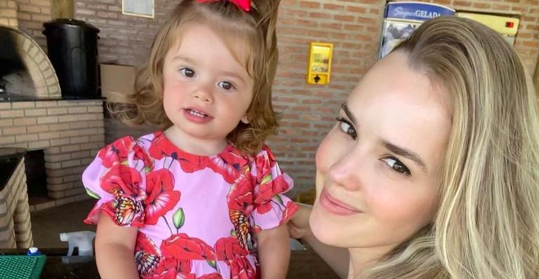 Thaeme Mariôto relembra cliques da infância e é comparada com Liz pelos internautas