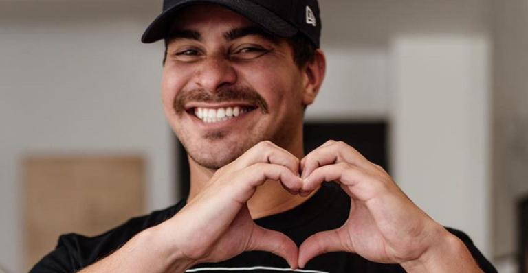 Em Orlando, Thiago Martins recebe primeira dose da vacina contra Covid-19: ”Esperança renascendo”