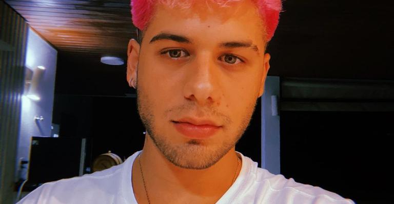 Em casa, Zé Felipe flagra Maria Alice tirando soninho da tarde na cadeirinha e web se derrete